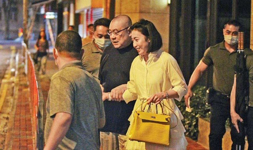 甘比|一顿饭吃60只黄油蟹，买冰淇淋带5个保镖，接班一年亏掉丈夫110亿