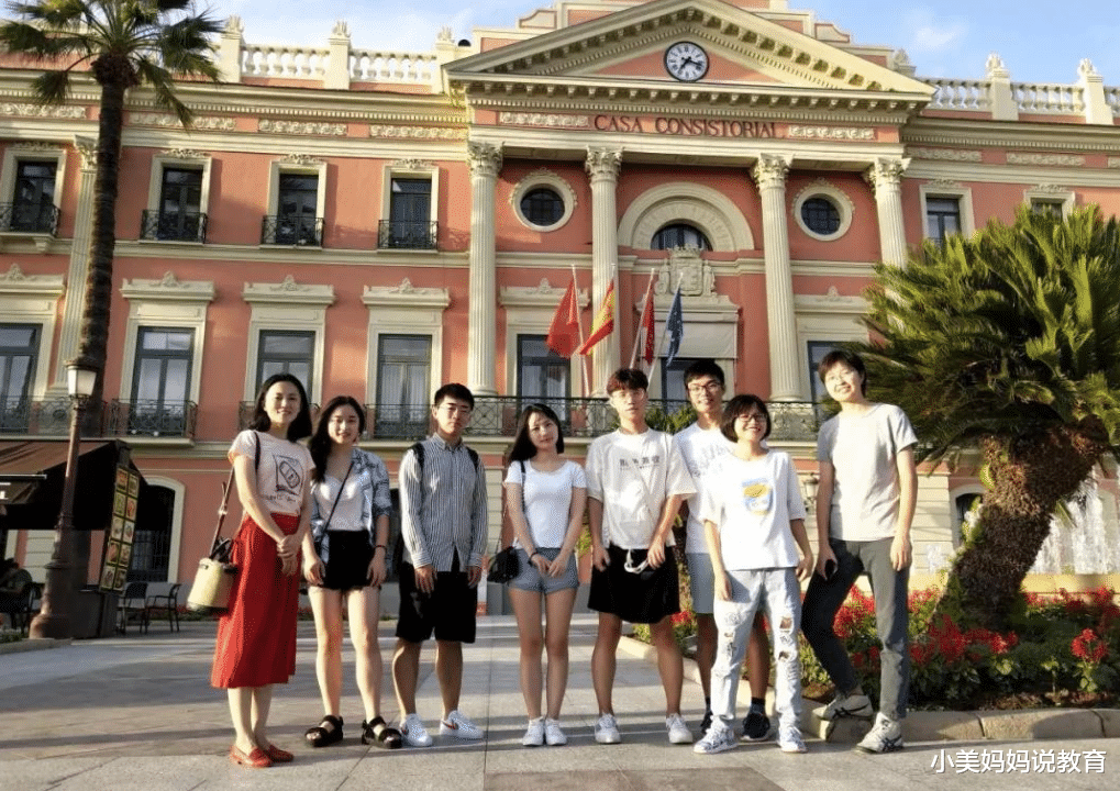 小美妈妈说教育|嫌生活费太少，23岁留学生公开辱骂父亲，曾骂母亲是“疯母猪”