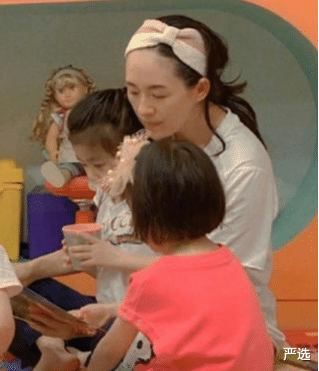 章子怡|章子怡为女儿醒醒组织聚会！穿着朴素接地气，素颜上镜也不忘画眉