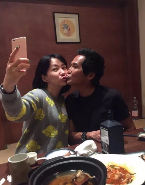 美人哒 齐秦小23岁妻子太有旺夫相，肉肉脸看着就有福气，穿搭时髦又洋气