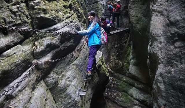 湘西 湘西一峡谷景区走红，隐匿于十万群山之中，窄处只容许一人通过