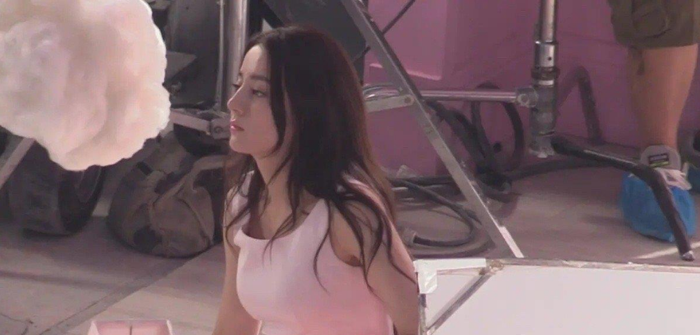 迪丽热巴|关晓彤：这是我的起床照。鞠婧祎：这是我起床照，热巴：麻烦让让