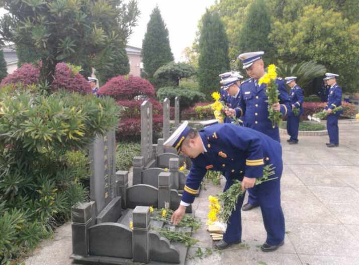 半夜看车 湖南2003年大火纪实:违规建筑倒塌,20名消防员牺牲