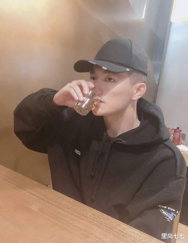 小白龙|张馨予罕见秀恩爱，军人老公穿900元国货，同款精致侧脸帅似明星