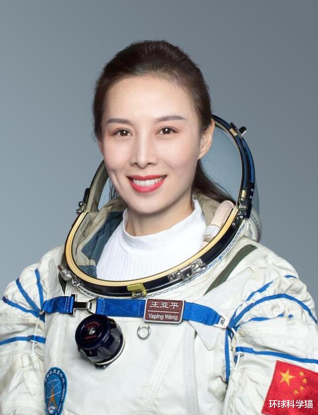 空间站 中国空间站无重力环境下，王亚平的辫子为什么总是向上竖着？