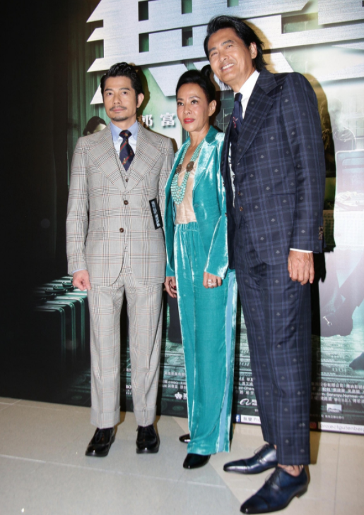 何有强|周润发和老婆陈荟莲亮相，穿红色连衣裙魅力全开，美出了新高度