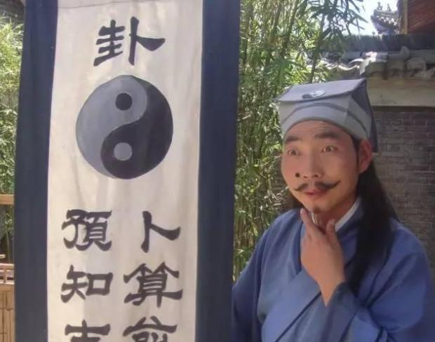 周星驰|因长得太“坏”被周星驰发掘，每天片酬2000元，在横店买车又买房