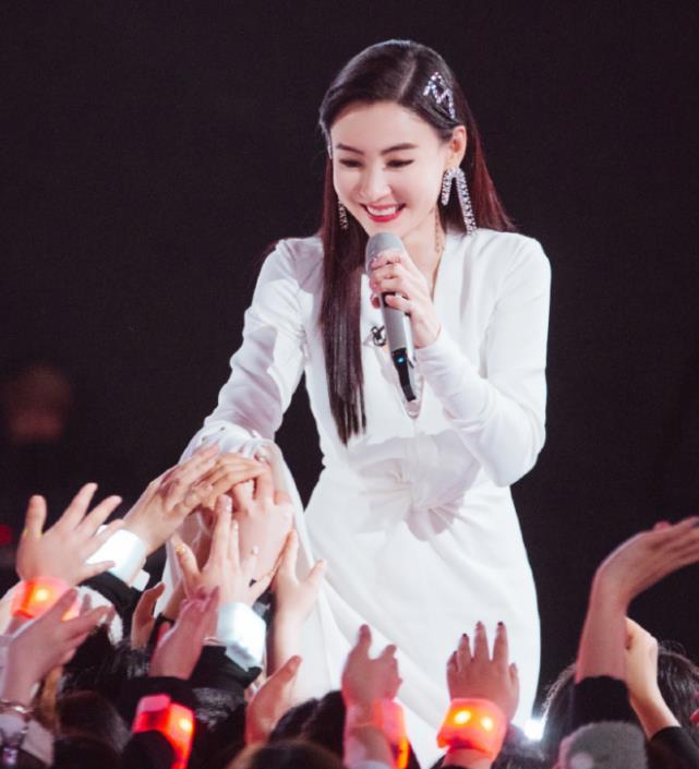 大都会|有种中年身材叫张柏芝，无赘肉曲线碾压王菲，穿上白裙子太漂亮了