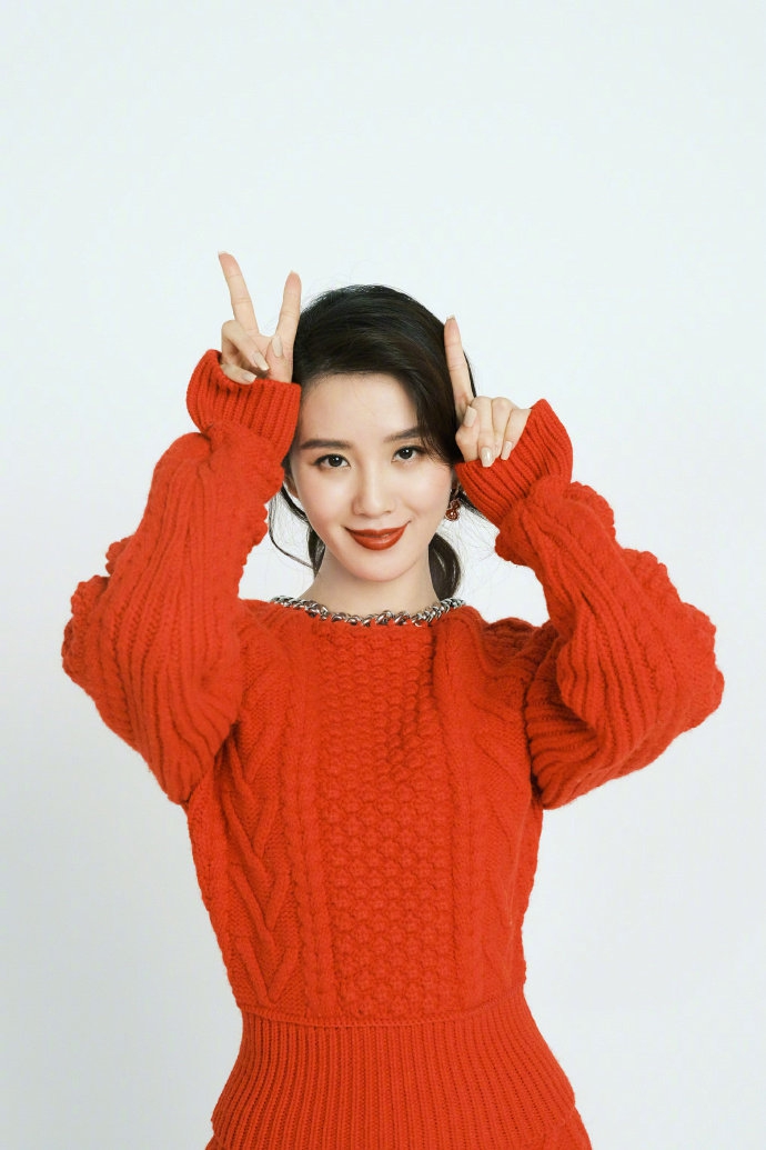 刘诗诗|刘诗诗对镜比心甜笑喜气洋洋