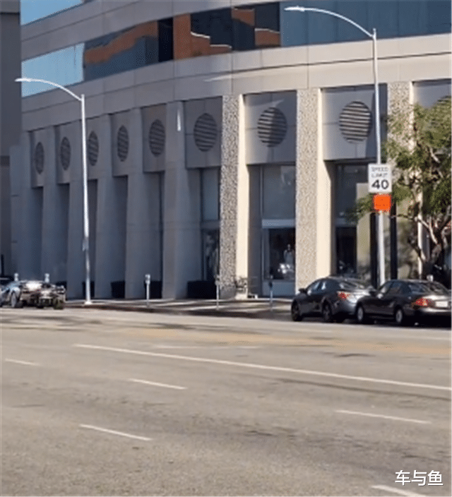 第六臺蘭博基尼Sian現洛杉磯街頭，全車奶昔白，車主非富即貴-圖4