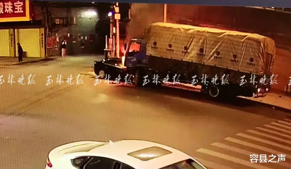 容县之声 火光冲天！逆行小车撞上路边货车起火燃烧，驾驶员却逃了