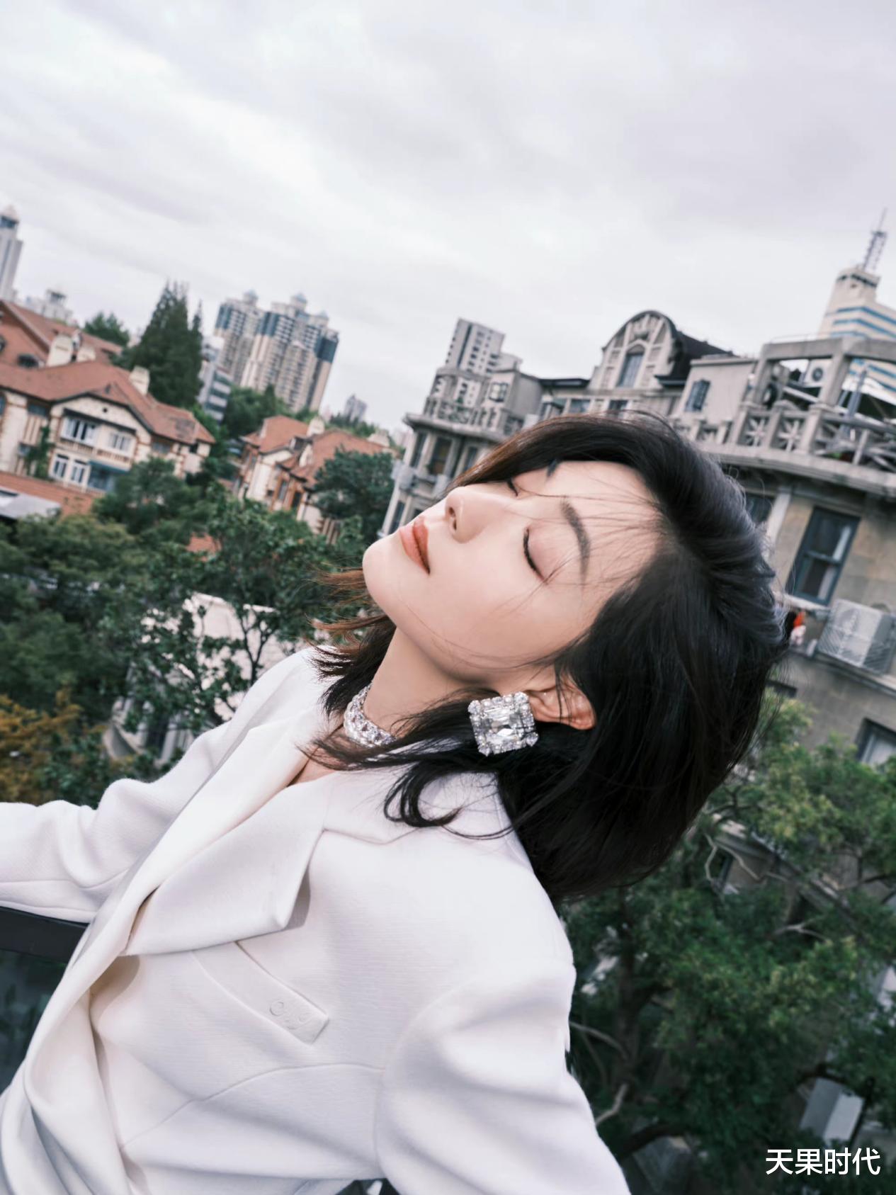 天果时代 万茜的身材真是绝了，一袭收腰西装裙性感大长腿，让人一眼定格