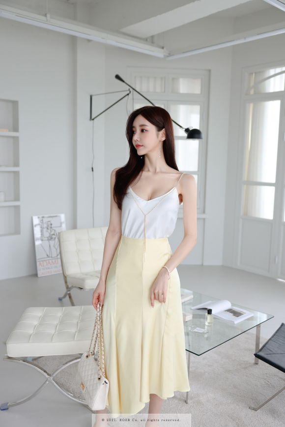 心壹文学|女神孙允珠高清时尚搭配：鹅黄萌芽酸涩柠檬清凉吊带裙