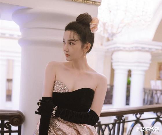 陈小纭|青年演员陈小纭身着复古玫瑰礼服出席活动，魅力和颜值获赞无数