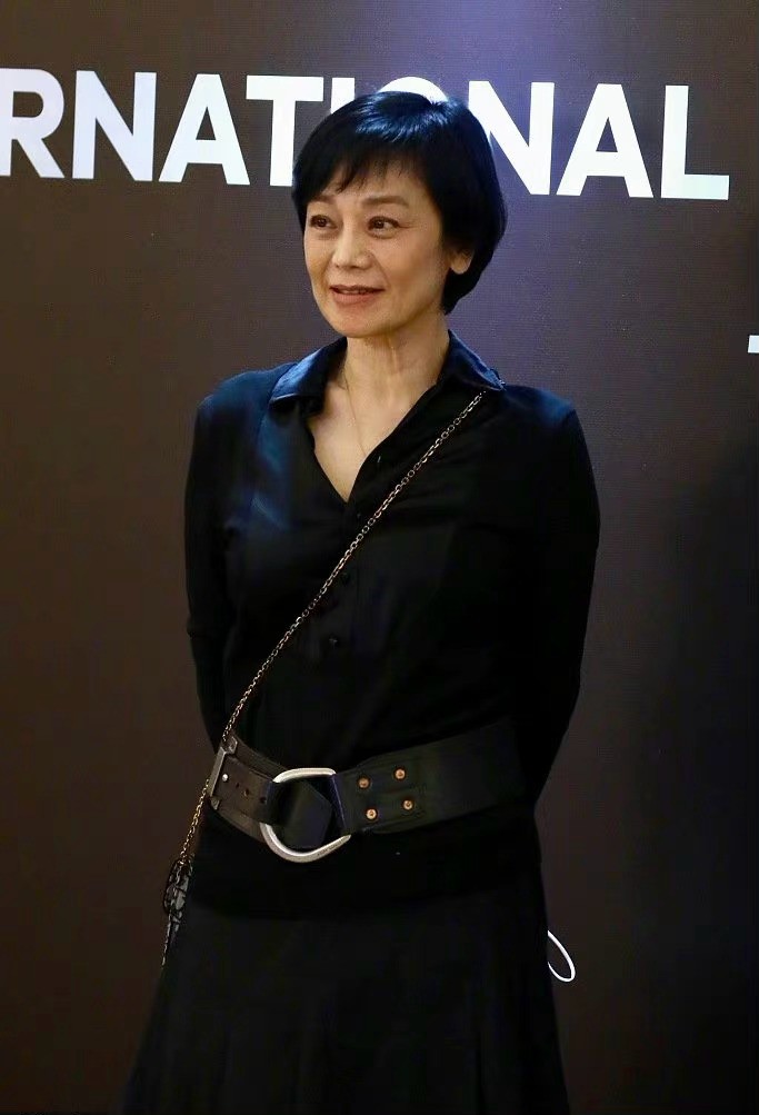美人哒|68岁张艾嘉才是真不老女神,穿长马甲用亮片作内搭,时髦又优雅