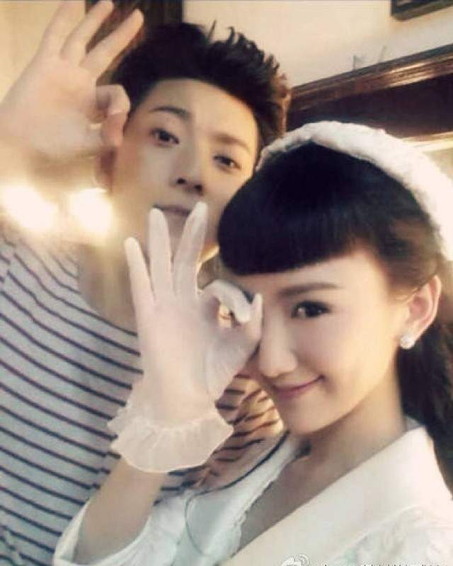 陈翔|31岁陈翔沦为油腻大叔！深夜携俩辣妹吞云吐雾，新欢身材胜毛晓彤