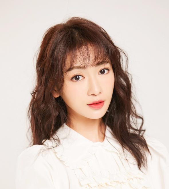 央视|出门带30个保镖6个贴身助理，被央视批评后，她仍“不知悔改”！