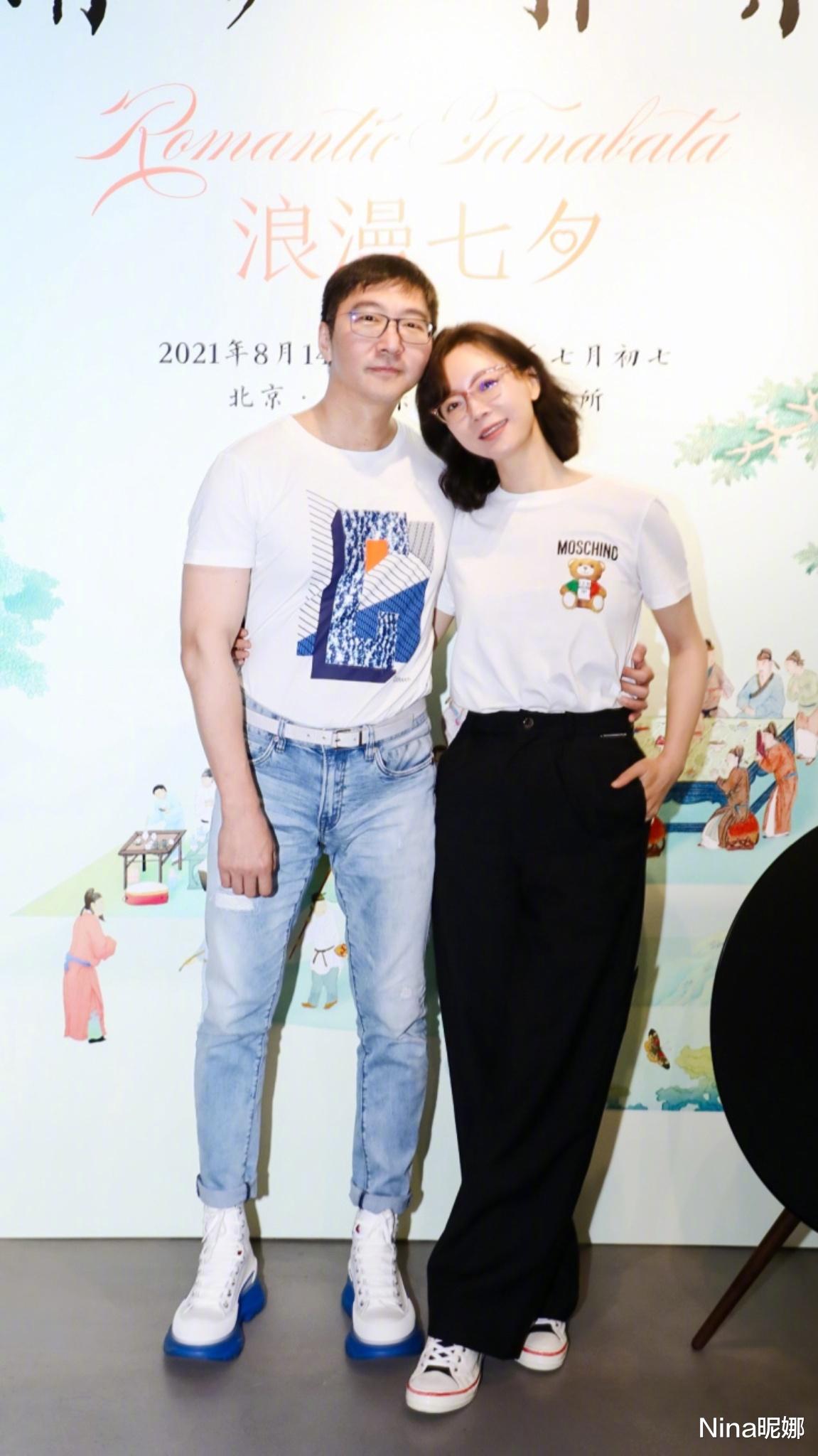 Nina昵娜|陈数一家三口罕见合体！继子露正脸像妈，她穿T恤全家共戴眼镜太默契