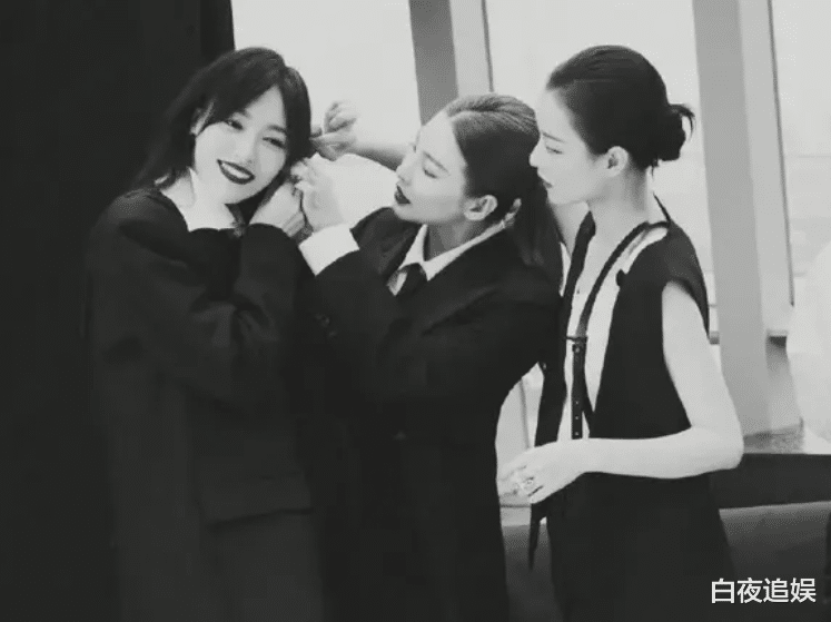 杨幂|“仙剑三姐妹”世纪同框，张雨绮为唐嫣整理耳环，杨幂表情引热议