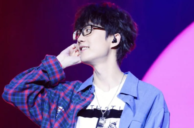 许嵩|啥？许嵩睡粉被曝光了床照？！