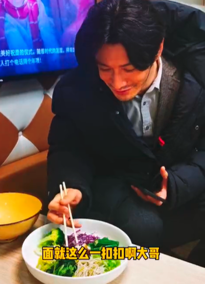 罗云熙|男明星追求“畸形瘦”，王俊凯暴瘦老十岁，罗云熙只剩“筷子腿”