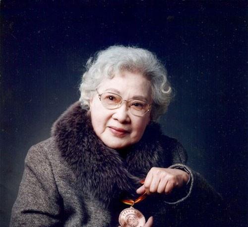 秦怡|苦命的秦怡：女儿反目，儿子打她，丈夫出轨亲妹妹，她只能原谅