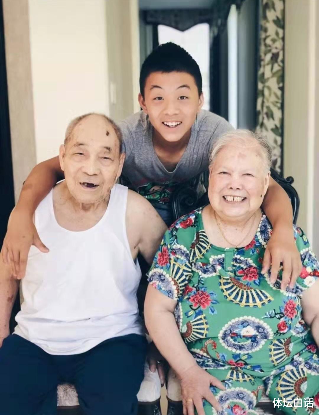 邓亚萍|邓亚萍重阳节孝敬父母，长得太像妈妈，身家过亿同住北京别墅