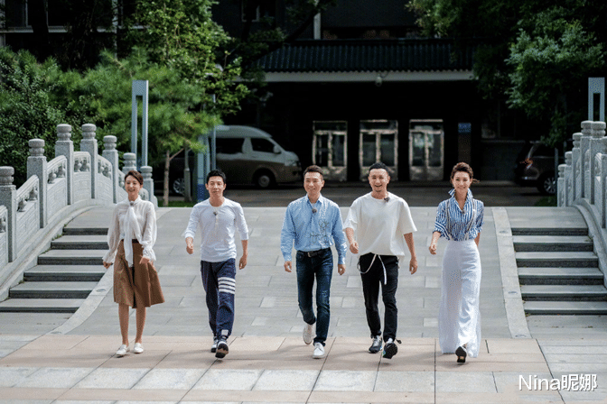 Nina昵娜|央视女主持李梓萌罕见上综艺,174同框撒贝宁似巨人,穿1千洋货太高级