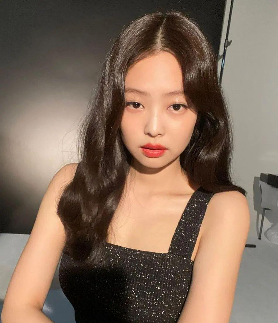 西兰花 JENNIE穿小黑裙配红唇妆容！雪肤玉貌太性感妩媚