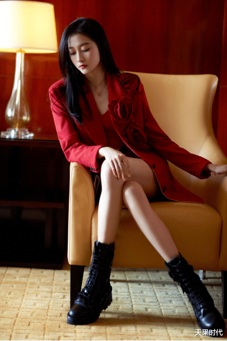 天果时代 关晓彤太绝了！大红色西装套装彰显成熟气场，怪不得鹿晗为之倾心