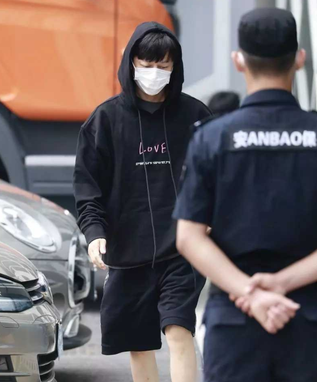 何炅|47岁何炅戴口罩的时候，太显年轻像20岁的小伙子