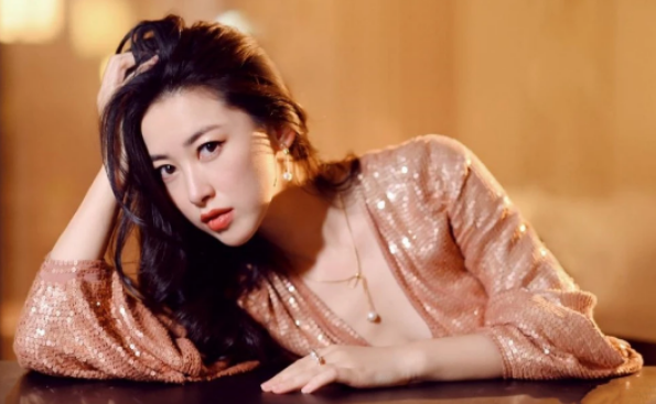 朱珠|家世与韩雪媲美，颜值力压章子怡，风情万种的朱珠到底有多厉害