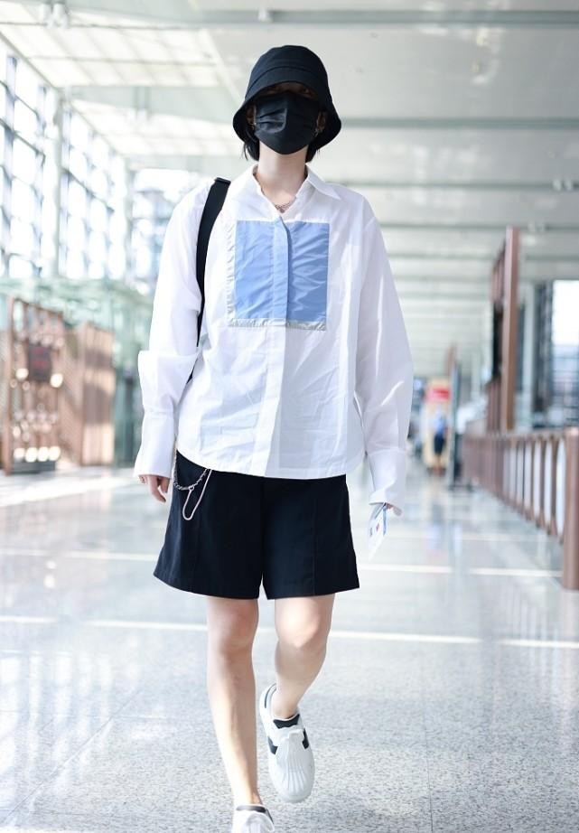 穿衣搭配 华为二公主不走甜美路线改走帅气风，感觉挺适合的，戴发带好帅气