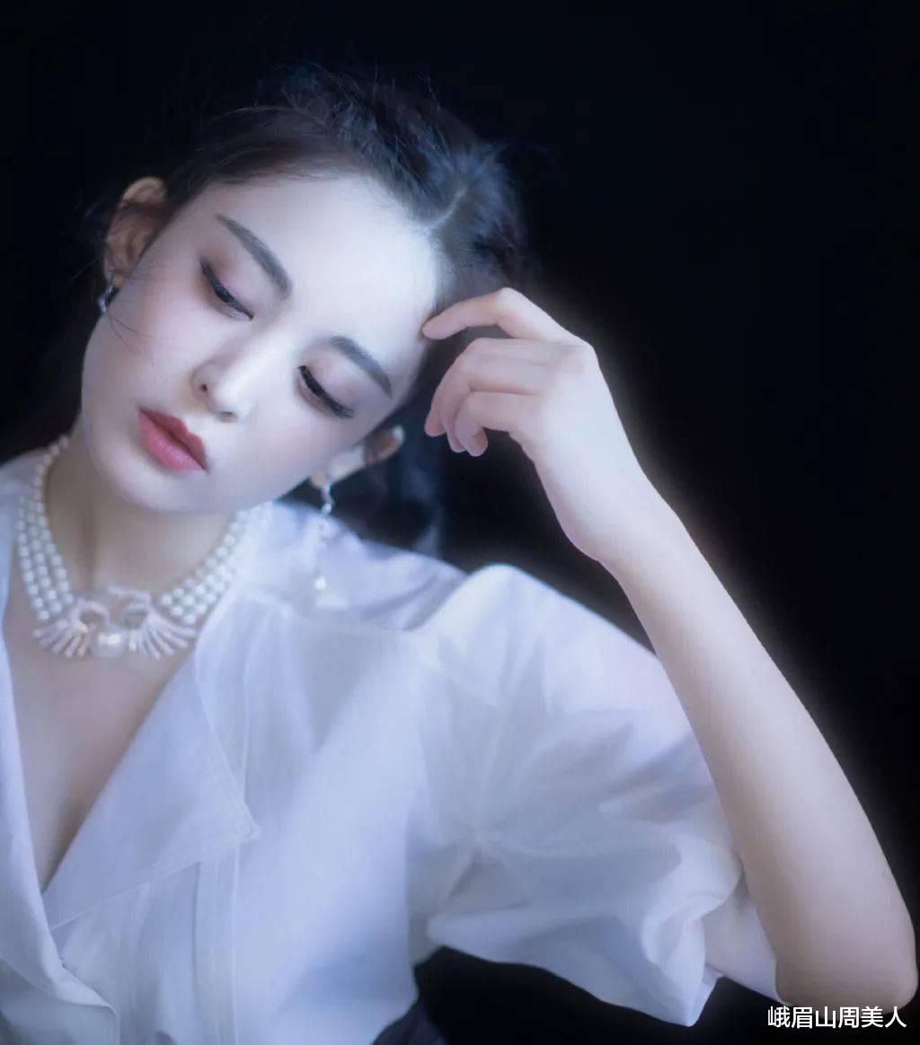 峨眉山周美人|女人过了45岁，建议少戴这4种“首饰”，显廉价不说还没气质