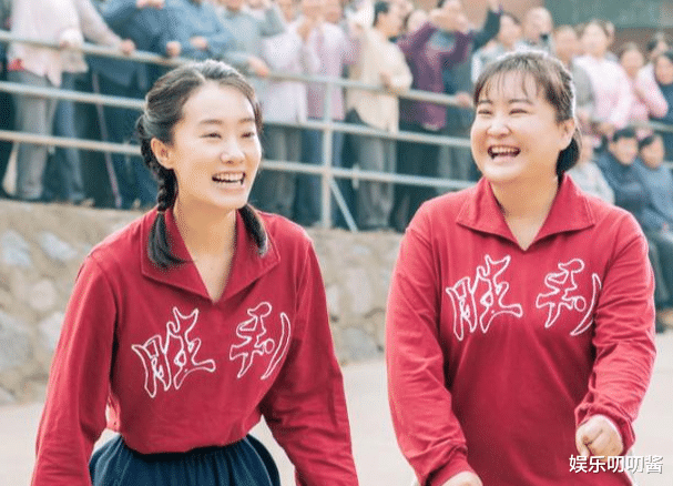 贾玲|贾玲当众痛哭登顶热搜，遭质疑“消费妈妈”，网友：吴彤太想红了