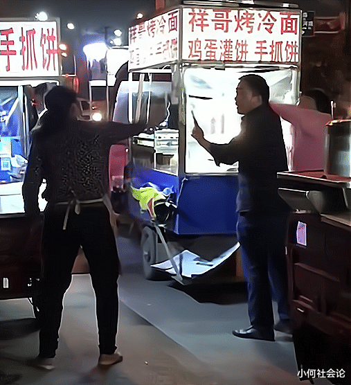 小何社会论 安徽：两大妈做生意起争执隔空对骂，甩手跺脚互不相让，逗笑路人