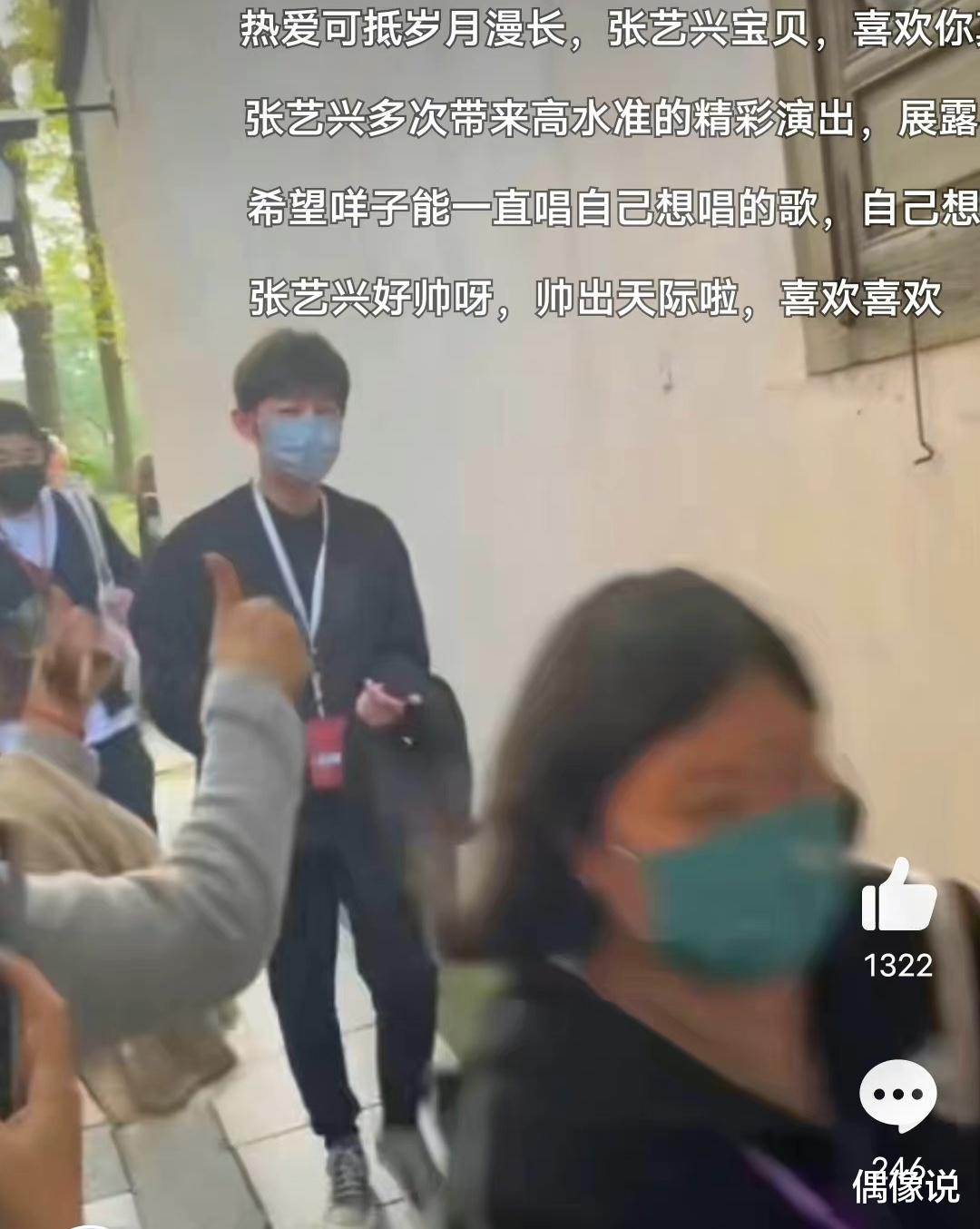 何炅|何炅出道10000天，工作室晒照庆祝：何炅置身竹林，略显沧桑