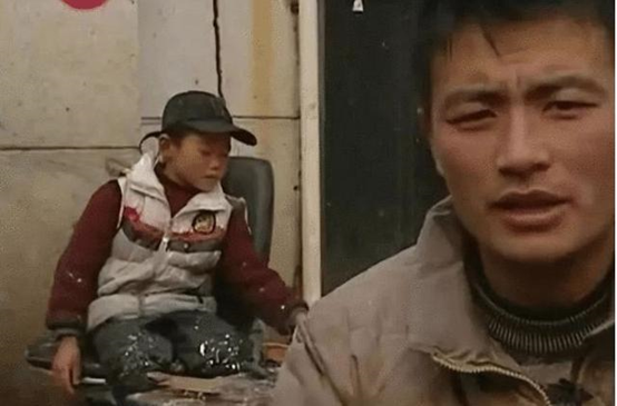 杀鱼弟：9岁成网红，17岁喝农药自杀，18岁斗殴被捕