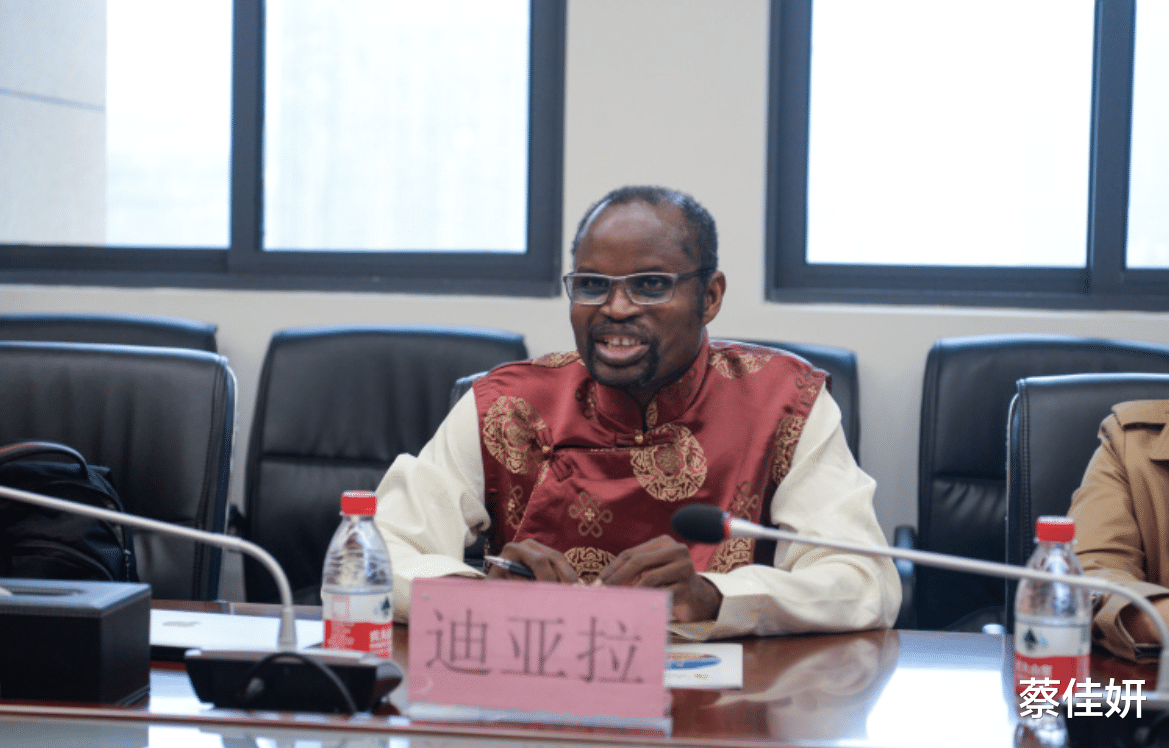 获中医博士学位的黑人迪亚拉,在中国大山行医30年,迎娶四川媳妇
