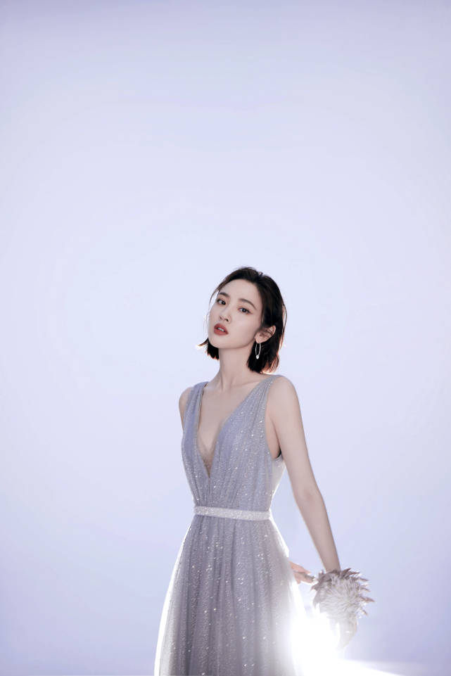 唐艺昕|唐艺昕星河闪钻曳尾裙，繁星点点、璨若星河