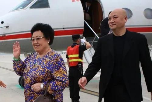 机加工分享赵工|迟重瑞和陈丽华结婚28年，因继子选择光头，豪门地位卑微