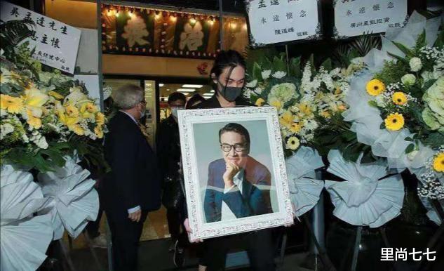 吴孟达|吴孟达出殡现场,90岁老母被搀扶露面,满头白发快要哭昏过去