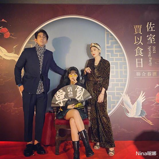 贾静雯|贾静雯罕晒一家五口！穿卫衣健美裤母女4张脸似烙饼，5岁女儿超萌