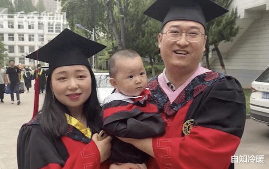 自知冷暖|“萌宝宝”走红，1天陪博士父母赶两场毕业礼，被网友调侃：这是博士后
