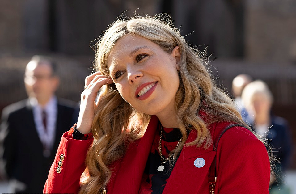 全球时尚风行 英国第一夫人成G20时尚黑马!穿500块的Zara上衣,印花裙是租来的