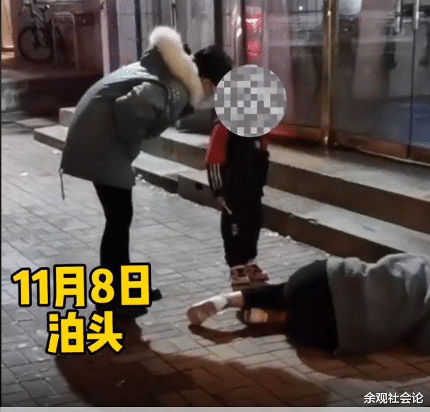 女子深夜喝醉倒在路边,孩子站在一旁冻得发抖:爸爸还在饭店吃饭