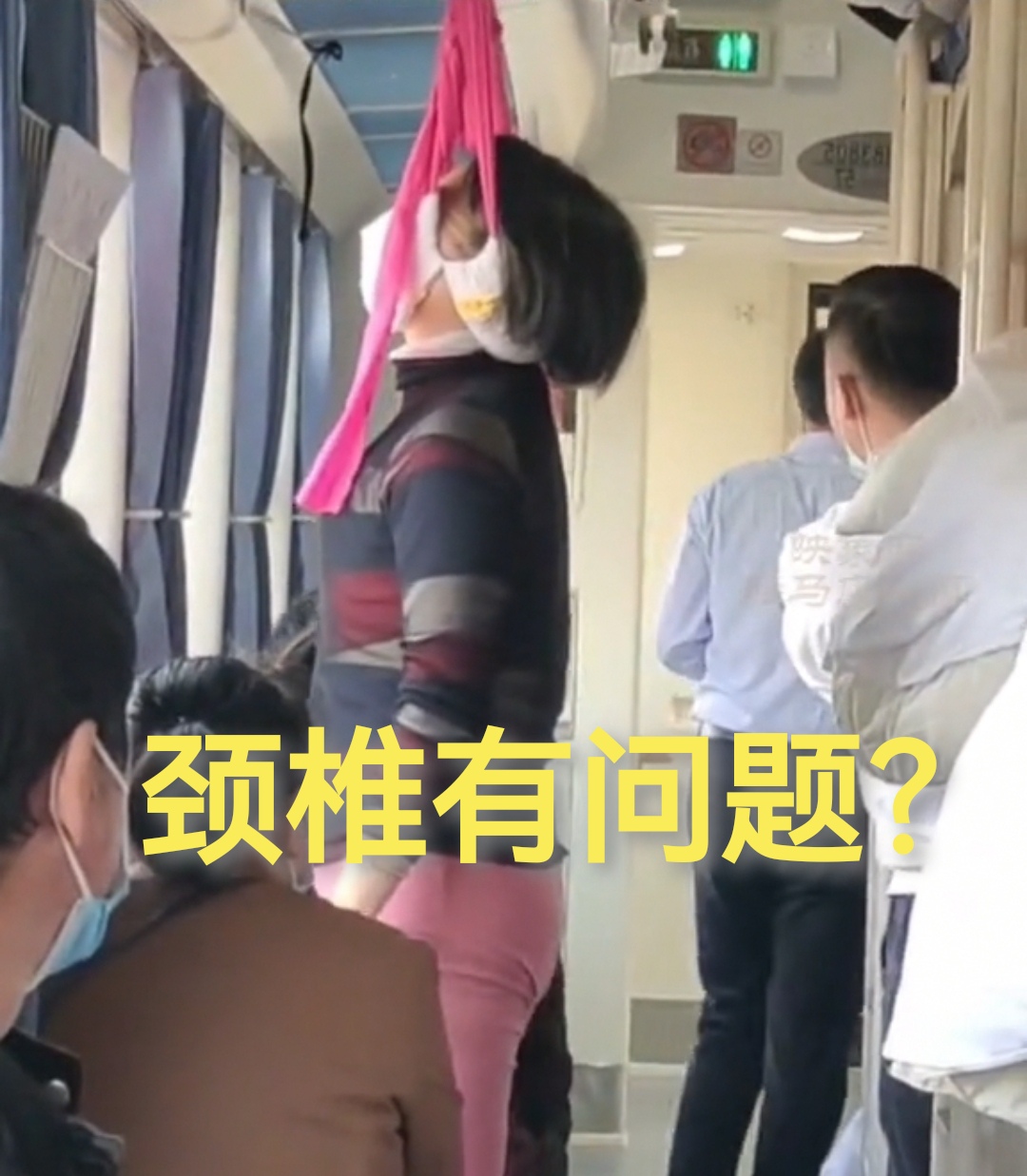 大妈坐火车时做出奇葩行为,车上没人劝阻,网友:火车不是你家