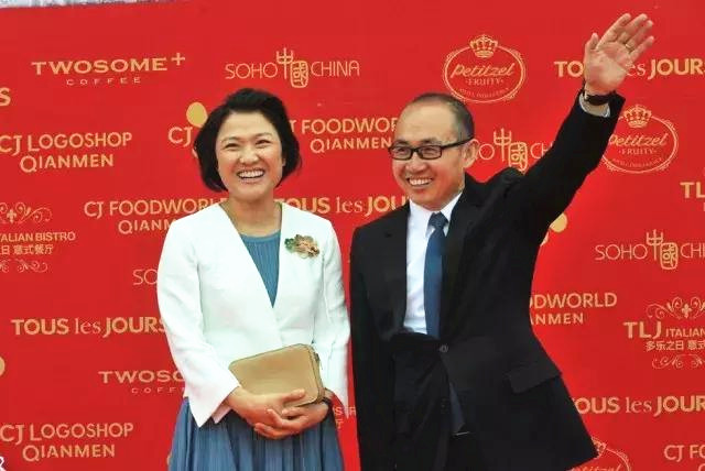 穿衣搭配|潘石屹张欣秀美照，张欣穿职业长裙气场强大，不愧是“百亿阔太”