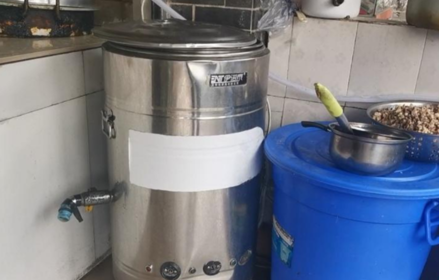 城市社评 顾客斗殴致店内三人烫伤，花费20万无人管，警方：不构成犯罪