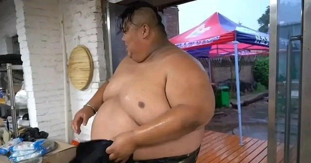 猪大肠 胖猴子更新视频打破谣言，一个决定获网友支持，吃两只烤全羊庆祝